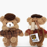 Porte-clés en peluche ours brun Kawaii avec béret tricoté et cape à col fourrure à carreaux, pendentif de sac animal en peluche, cadeau