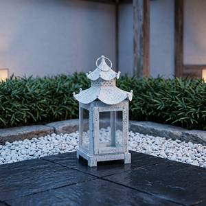 Porte-bougie en métal patiné blanc avec dessus en pagode japonaise pour la décoration de la maison - Product Image 2