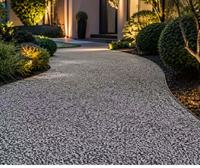 Revêtement en pierre lavée anti-âge avec galets naturels, surface protectrice pour jardin et allée en bord de rivière