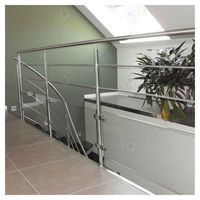 Rampe de sécurité haut de gamme pour balcon d'appartement avec texture en acier inoxydable poli et barres étroites