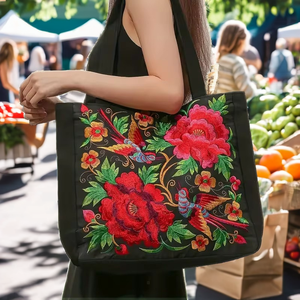 Sac fourre-tout à bandoulière tendance en toile de coton noir, grande capacité, avec logo personnalisé et broderie florale, idéal pour la plage et le shopping - Product Image 2