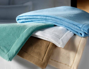 Couverture en microfibre flanelle polaire brodée unie Wynrest Hotel pour lit Queen et King - Product Image 3