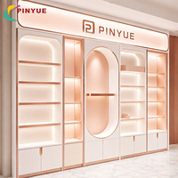 Vitrine murale de luxe OEM en or avec éclairage LED pour logo, étagères arquées pour cosmétiques, idéale pour salons et magasins