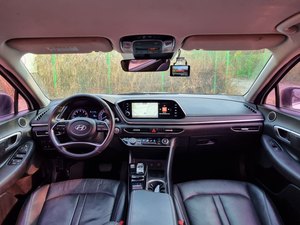 Voiture coréenne blanche 2020, berline moyenne à essence, phares LED, système de maintien au voie (LDWS), sièges chauffants et ventilés. - Product Image 3