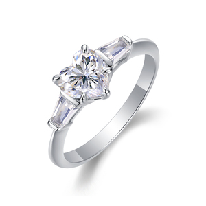 Prix de gros usine Bague Moissanite Cœur 1 carat pour Femme, Bagues à Trois Pierres <span class=keywords><strong>en</strong></span> <span class=keywords><strong>Argent</strong></span> Sterling 925, Bagues <span class=keywords><strong>en</strong></span> Pierres Précieuses Fines - Product Image 1