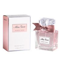 Parfums de créateurs, marques célèbres, emballages cosmétiques, flacons de parfum, boîtes d'emballage, coffret cadeau pour femmes.