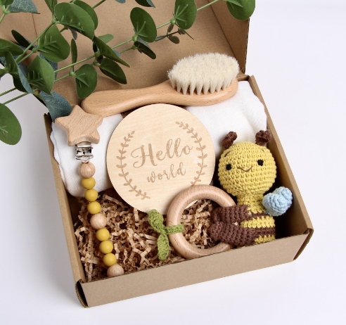 Ensemble de boîte de cadeau de douche de bébé de hochet d'abeille
