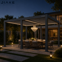 Pergola à lames orientables en aluminium Jiake avec éclairage extérieur par lustre en cristal et variateur pour un espace de repas élégant en soirée dans le jardin