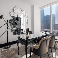 Bureau d'écriture moderne et écologique pour salon avec plateau en cuir noir, poignées en laiton et unité de rangement à miroir fumé
