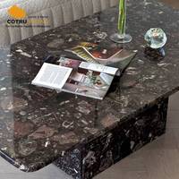 Table basse noire élégante avec plateau rectangulaire moderne et pieds robustes Table centrale contemporaine de luxe en marbre