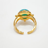 Großhandel Maßgefertigter Vergoldeter Kupferlegierungsring mit Kunstharzstein, Runder Cabochon, Krappenfassung, Offener Verstellbarer Ring im Boho-Stil
