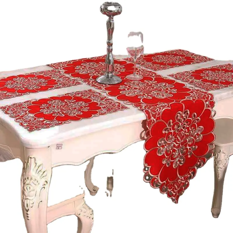 Chemin de table en tissu rouge et brodé, style italien, pour dîner, avec tapis