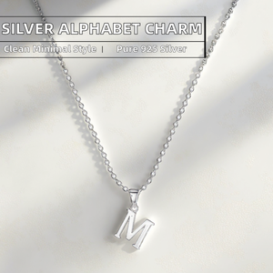 Venta al por mayor de fábrica: Nuevo colgante de letra minimalista chapado en oro de 8 mm con 26 letras del alfabeto, de plata de ley 925 certificada, para niños. - Product Image 2