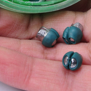 Clip en plastique coloré Aohu 0,55g rond avec ouverture pour la pêche en eau douce et la pêche au fond - Product Image 1