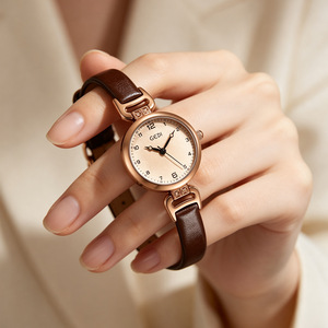 Reloj de cuarzo redondo de oro rosa para mujer GEDI, correa de cuero genuino marrón con pequeños conectores decorativos de cristal, estilo vintage color champán. - Product Image 2