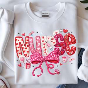 Термотрансферный DTF-принт «Валентинская медсестра»: готовый к нанесению на одежду и кружки, с эффектом фальш-пряжи, вязаный стетоскоп, бантик, цветочный узор. - Product Image 2