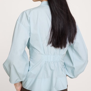 Camicetta da <span class=keywords><strong>donna</strong></span> <span class=keywords><strong>azzurra</strong></span> con peplum, nuova collezione 2026, con colletto alla coreana, maniche a sbuffo, vita arricciata e bottoni, ideale per l'ufficio e il tempo libero - Product Image 2