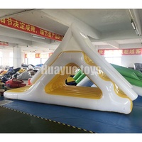 Vente Flash Toboggan Aquatique Gonflable Triangulaire Jaune et Blanc 5x2x3m Personnalisé en Usine Certifié CE Garantie 2 Ans pour Utilisation en Mer, Lac et Piscine