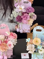 Boîte florale carrée en carton semi-ouverte à tenir à la main pour arrangement de bouquet de fleurs fraîches, boîte d'art floral DIY faite à la main