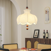 Lustre LED Rétro Français Shabby Chic avec Pendentif en Tissu à Pétales Floraux et Trois Accents en Boules de Bois pour Chambre à Coucher