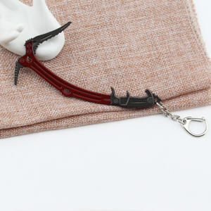พวงกุญแจโลหะรูปขวานปีนเขาสีแดงจากเกมทอมบ์ไรเดอร์ สำหรับผู้ชาย - Product Image 3