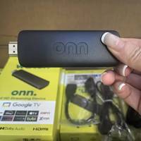Clé TV Onn 4K/8K Android 14 Quad Core, Clé TV Intelligente avec Connectivité 5G, 2 Go de RAM, Télécommande Vocale, Lecteur Multimédia en Streaming, Décodeur