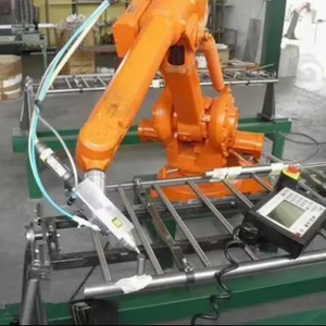 Robot de peinture par pulvérisation de haute précision, fabriqué en <span class=keywords><strong>Suisse</strong></span>, avec housse de protection et rail de guidage pour la fabrication de voitures en usine - Product Image 3