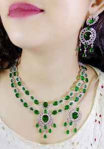 Ensemble collier choker plaqué or avec pierres AD et Maangtikka |   Meilleurs bijoux de mariage pour les fiançailles et les anniversaires de mariage - Product Image 3