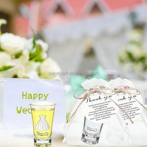 Faveurs de fête nuptiale pour les invités : Verres à shot transparents « Vive la future mariée » avec étiquettes de remerciement et sac en organza - Product Image 3