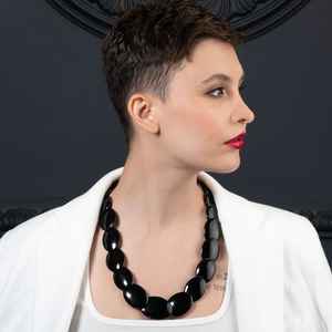 Collier en résine avec pendentif artistique audacieux, bijoux légers créés pour un style tendance et des occasions spéciales - Product Image 1