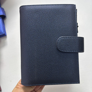 Y&G Wholesale A6 Cubierta de <span class=keywords><strong>Agenda</strong></span>/Planificador de Cuero PU Metálico Perla con Anillas Negras y Hoja Separadora, Organizador de Presupuesto - Product Image 3