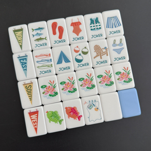 HIMORE Nouveau jeu <span class=keywords><strong>de</strong></span> tuiles <span class=keywords><strong>de</strong></span> mahjong américain, best-seller, avec motifs gravés, <span class=keywords><strong>en</strong></span> acrylique bleu clair 'Lac Bleu', pour jeu familial et cadeaux - Product Image 3