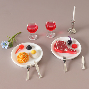 Jouet <span class=keywords><strong>miniature</strong></span> alimentaire, mini maison de poupée, verre à vin rouge simulé, modèle de décoration de scène de table à manger avec steak et pâtes à l'occidentale - Product Image 2