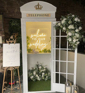 Cabine téléphonique blanche avec livre <span class=keywords><strong>d</strong></span>'or audio <span class=keywords><strong>d</strong></span>écoration de mariage lumière au néon fleurs artificielles cabine téléphonique de mariage - Product Image 1