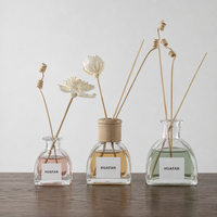 Bouteille diffuseur de parfum en verre transparent incurvé 50ml 100ml 150ml vide pour bâtonnets en rotin, avec logo personnalisé