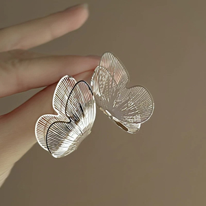 Popular diseño <span class=keywords><strong>de</strong></span> nicho delicados y versátiles pendientes diarios hermosos pendientes <span class=keywords><strong>de</strong></span> Zirconia <span class=keywords><strong>de</strong></span> mariposa hueca púrpura brillante regalos para mujeres - Product Image 2