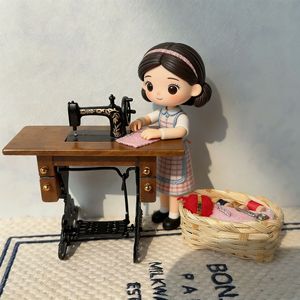 Maison de poupée 1:12 DIY, mini-modèle de <span class=keywords><strong>cabane</strong></span>, ornements artisanaux miniatures, 8*7.6CM, machine à coudre rétro en noyer, accessoires de photographie, décorations - Product Image 1