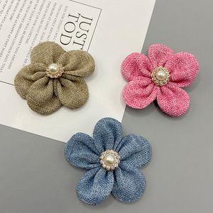 Flor de Tela Hecha a Mano de Cinco Pétalos de 6cm con Centro de Perlas, Accesorio Decorativo para el Cabello y Ropa, Patrón de Camelia, Joyería Artesanal - Product Image 2