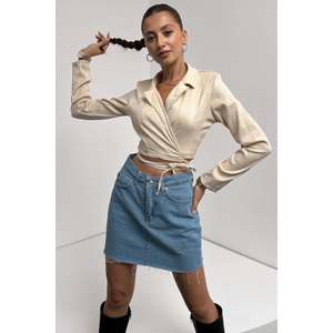 Chemisier court en satin blanc pour femme, style décontracté, avec col chemise, taille nouée et détails transparents - Product Image 2
