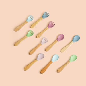 Juego de Cucharas de Silicona de Grado Alimenticio Libres de BPA con Mango de Madera, Utensilios para Aprender a Comer, Vajilla Infantil, ODM OEM - Product Image 1