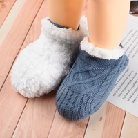 Vente en gros de chaussettes pantoufles antidérapantes pour bébé adulte chaussettes de maison en polaire Sherpa pour l'hiver chaussettes de sommeil antidérapantes pour sol intérieur avec poignées