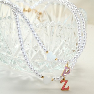 Collar de Perlas de Alta Gama con Colgante de Concha en Forma de Corazón y Letra Inicial Esmaltada Colorida para Mujer - Product Image 5