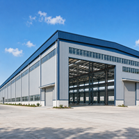 Entrepôt et atelier modernes en structure métallique, bâtiment industriel de stockage, construction de charpente en acier sur mesure