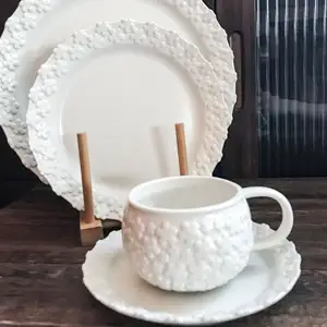 Custom Relief Floral Tableware Ceramic Retro Flower Embossed Coffee Cup Matte White Dinnerware Hotel Dish Plate