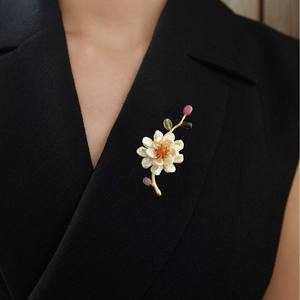 เข็มกลัดไข่มุกน้ำจืดสำหรับผู้หญิง ดีไซน์ดอกพีชพลัม หรูหรา โดดเด่น ทันสมัย เป็นเครื่องประดับสำหรับผู้หญิง - Product Image 4