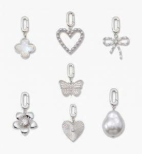 Ciondolo Personalizzato in Acciaio Inossidabile Placcato Oro PVD Impermeabile Antimacchia a Forma di Cuore, Farfalla e Perla - Product Image 2