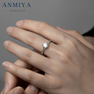 خاتم من الفضة عيار 925 مرصع بالمويسانايت، تصميم مبهر بحلقة فضية رفيعة وحجر مركزي دائري كبير، الأعلى تقييمًا للمناسبات الرومانسية - Product Image 5