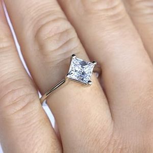 Anillo solitario de moissanita de corte princesa al por mayor, joyería de plata para mujer, para boda o fiesta, bandas de compromiso - Product Image 1