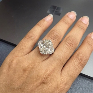 Bague en platine sertie de diamants de qualité supérieure pour femmes, bijoux de mariage élégants avec un design moderne et un savoir-faire raffiné - Product Image 6