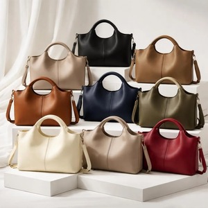 Sac à bandoulière classique en cuir pour femmes, texture douce et port confortable, disponible au prix export - Vente flash - Product Image 1